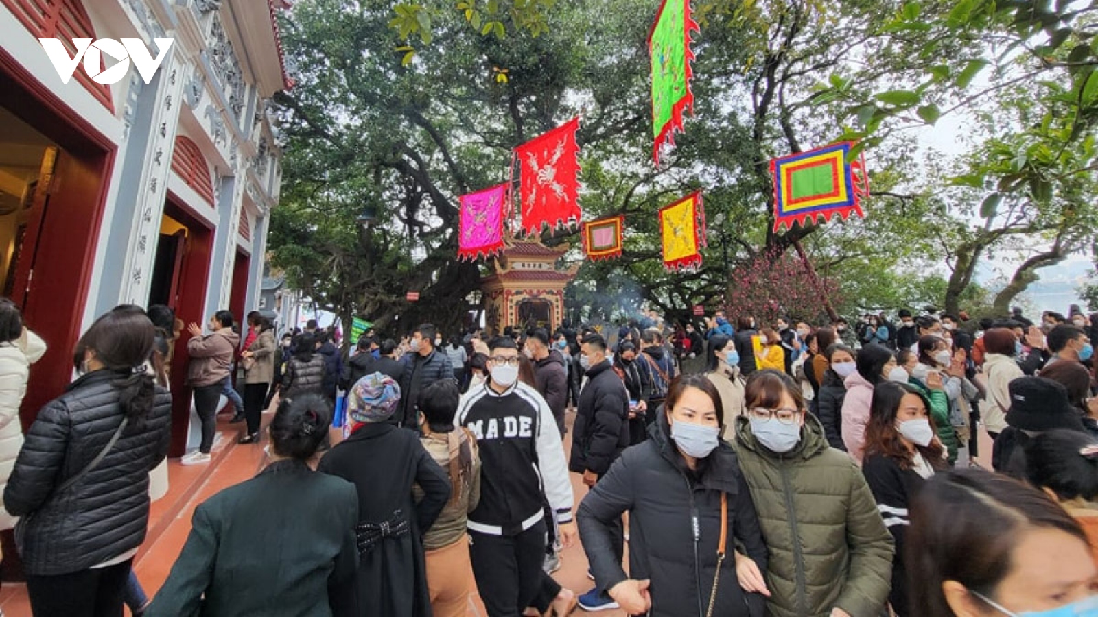 People flock to Tay Ho Temple in first Full Moon Festival